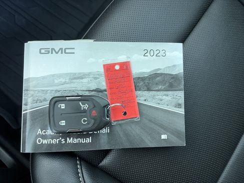 Used 2023 GMC Acadia SLT w/ Preferred Package AWD/4WD image 39