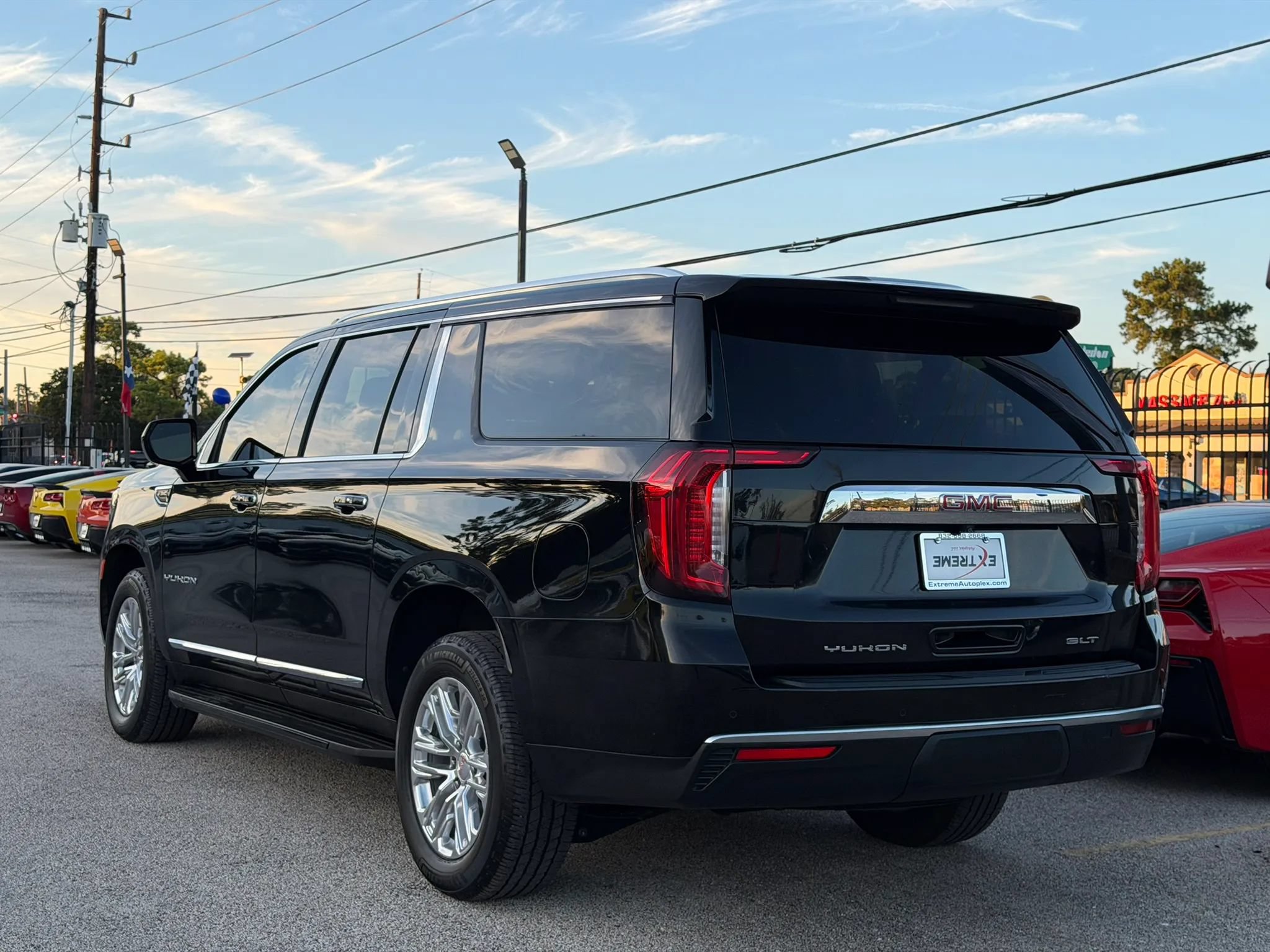 Used 2023 GMC Yukon XL SLT AWD/4WD image 6