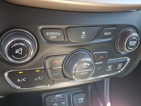 Used 2017 Jeep Cherokee Limited AWD/4WD image 16