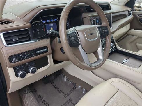Used 2021 GMC Yukon Denali w/ Denali Premium Package image 9