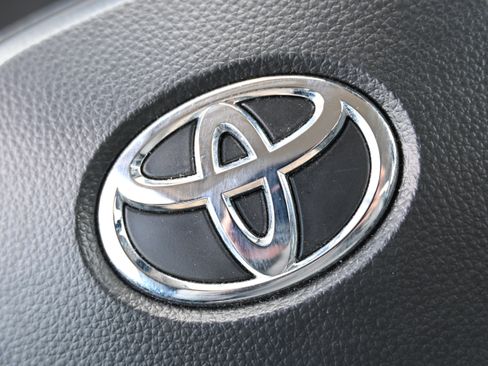 Used 2025 Toyota Corolla LE FWD image 33