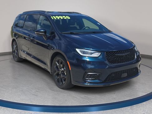 Used 2023 Chrysler Pacifica Touring-L w/ S Appearance Package FWD image 4