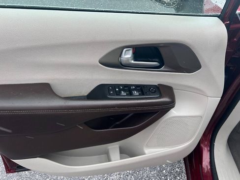 Used 2021 Chrysler Voyager Lxi FWD image 8
