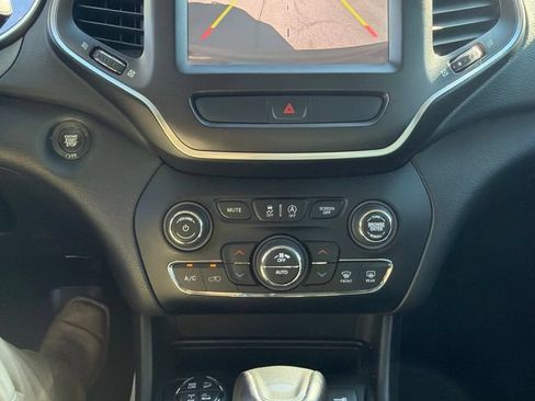 Used 2019 Jeep Cherokee Trailhawk AWD/4WD image 21