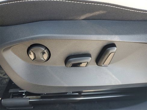 New 2026 Volkswagen Taos SE image 19