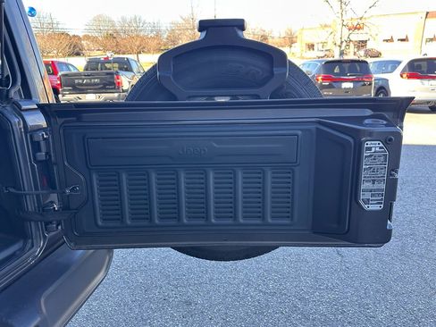 Used 2025 Jeep Wrangler Sahara image 9