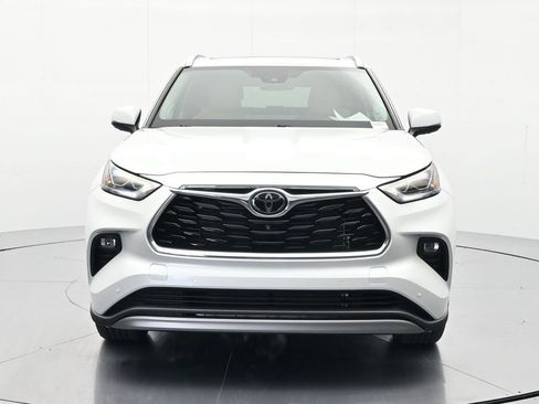 Used 2022 Toyota Highlander Platinum FWD image 2