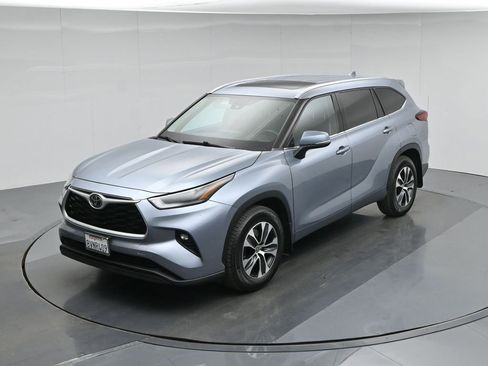 Used 2021 Toyota Highlander XLE FWD image 39