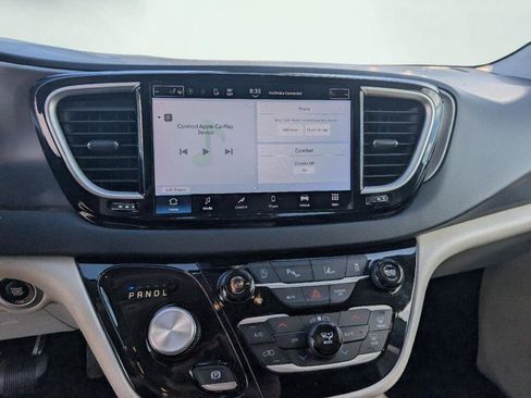 Used 2023 Chrysler Pacifica Touring-L FWD image 11