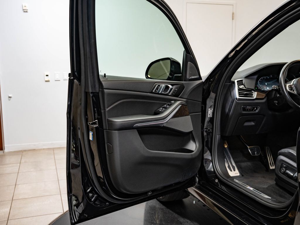 Used 2023 BMW X5 xDrive40i w/ Executive Package AWD/4WD image 29