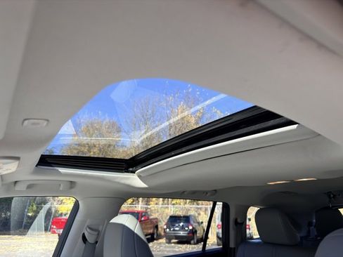 Used 2023 Toyota Highlander XLE image 19