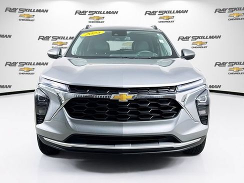 Used 2025 Chevrolet Trax LT FWD image 2