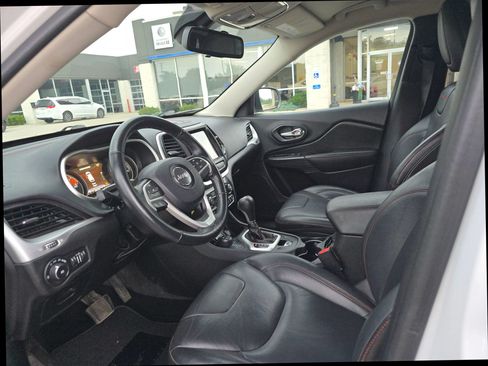Used 2016 Jeep Cherokee Trailhawk w/ Leather Interior Group AWD/4WD image 10
