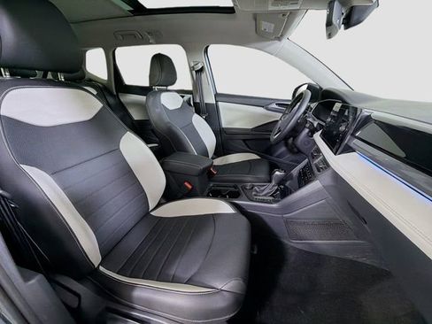 Used 2025 Volkswagen Taos SEL image 31