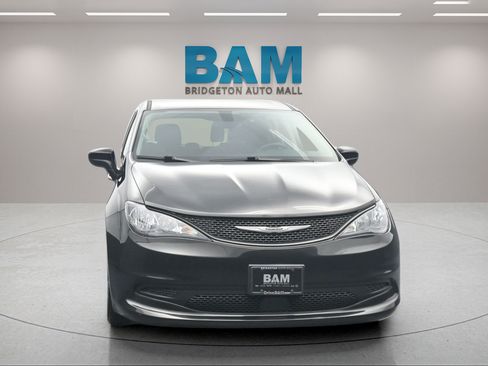 Used 2022 Chrysler Voyager LX FWD image 2