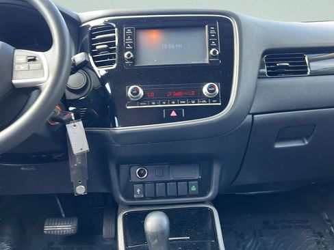 Used 2020 Mitsubishi Outlander ES FWD image 14