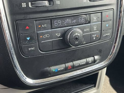Used 2012 Chrysler Town & Country Touring w/ Entertainment Group #1 FWD image 31