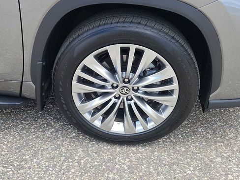 Used 2026 Toyota Highlander Platinum AWD/4WD image 11