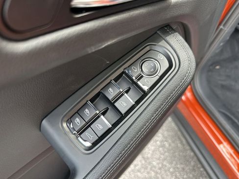 Certified 2025 Porsche Macan AWD/4WD image 9