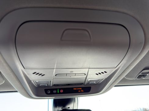 Used 2023 GMC Acadia SLT w/ Elevation Edition image 24