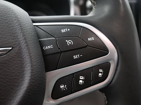 Used 2023 Chrysler Pacifica Limited FWD image 31