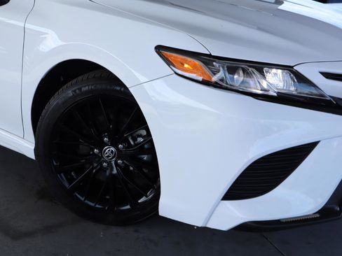 Used 2020 Toyota Camry SE FWD image 4