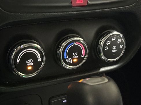 Used 2017 Jeep Renegade Sport w/ Power & Air Group image 16