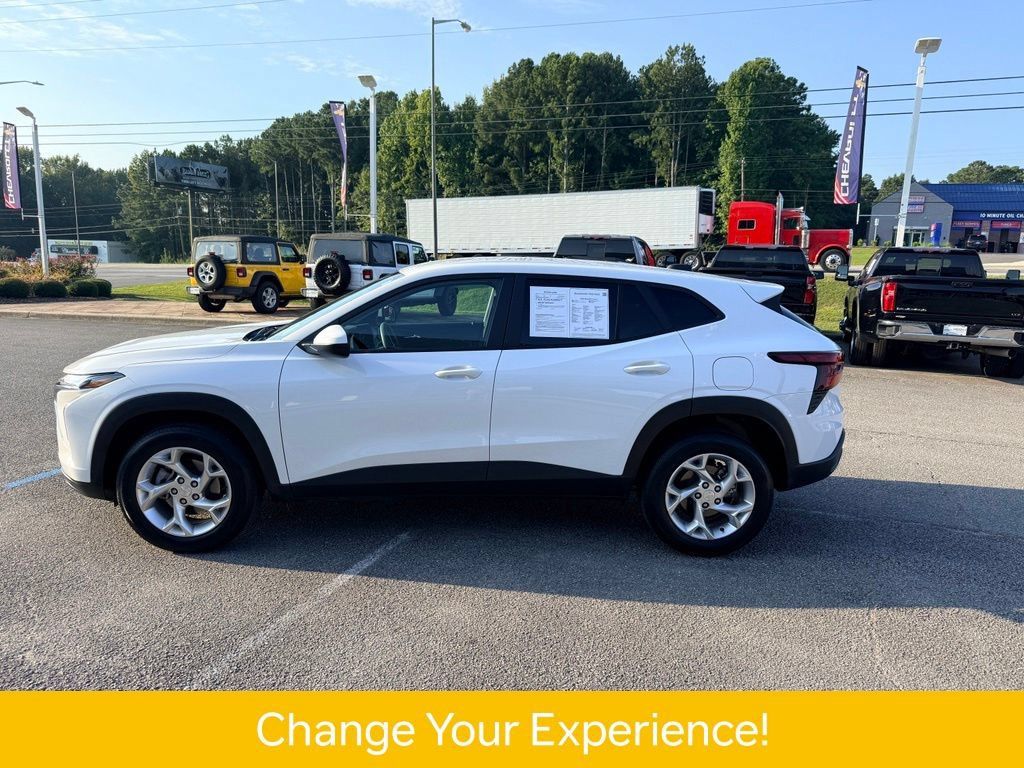 Used 2024 Chevrolet Trax LS w/ LS Convenience Package FWD image 3