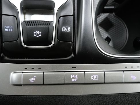 Used 2024 Kia Carnival LX FWD image 21