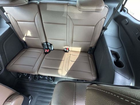 Used 2025 Chevrolet Tahoe High Country image 13