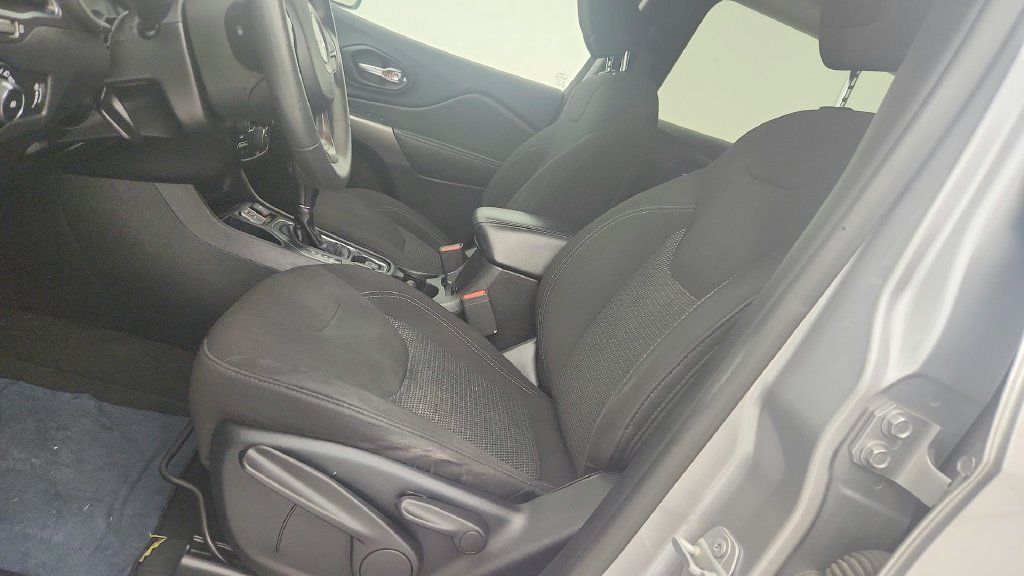 Used 2019 Jeep Cherokee Latitude w/ Popular Appearance Group FWD image 14