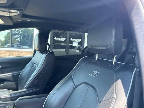 Used 2025 Chrysler Pacifica Limited FWD image 3