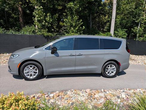 Used 2025 Chrysler Pacifica Select FWD image 2