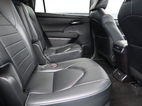 Used 2023 Toyota Highlander XLE image 25