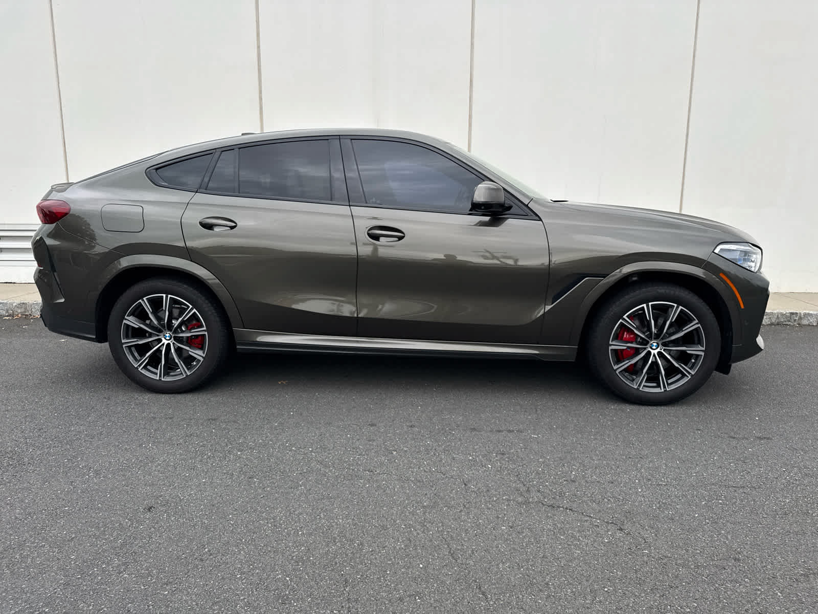 Used 2022 BMW X6 xDrive40i w/ Executive Package AWD/4WD image 5