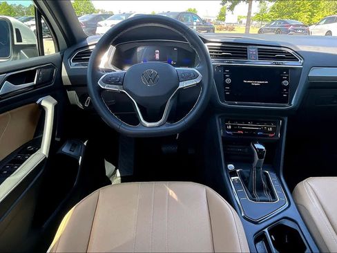 Used 2024 Volkswagen Tiguan SE image 5