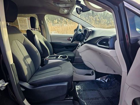 Used 2018 Chrysler Pacifica Touring Plus image 40