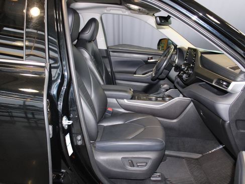 Certified 2021 Toyota Highlander XLE image 37