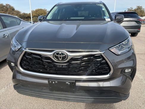 Used 2023 Toyota Highlander Limited image 2