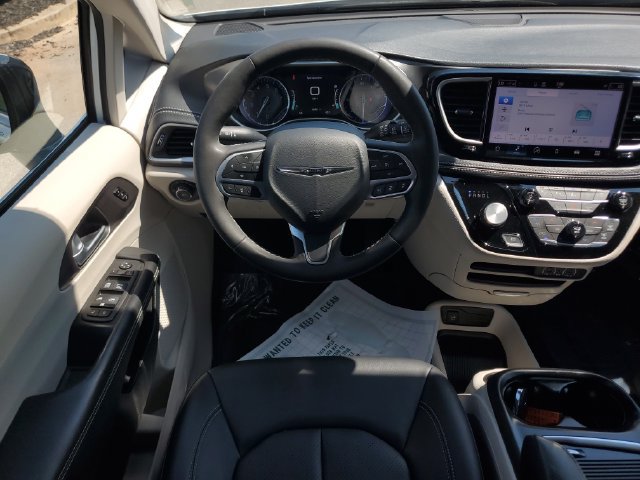 Certified 2024 Chrysler Pacifica Touring-L AWD/4WD image 18