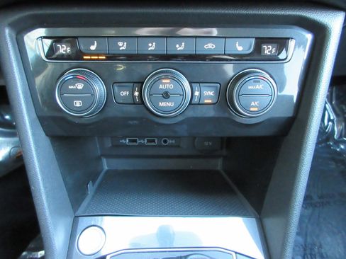 Used 2018 Volkswagen Tiguan SE w/ Panoramic Sunroof Package image 40