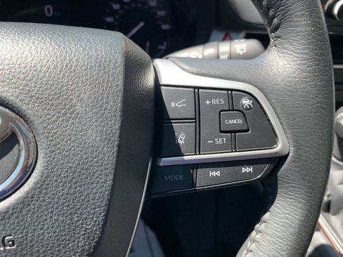 Used 2022 Toyota Sienna XLE AWD/4WD image 18