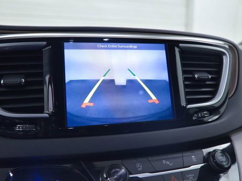 Used 2018 Chrysler Pacifica Touring-L Plus image 21