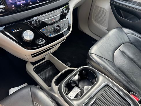 Used 2022 Chrysler Pacifica Touring-L FWD image 17