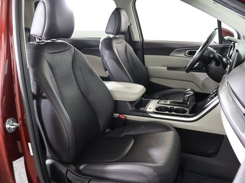 Used 2024 Kia Carnival LX image 29