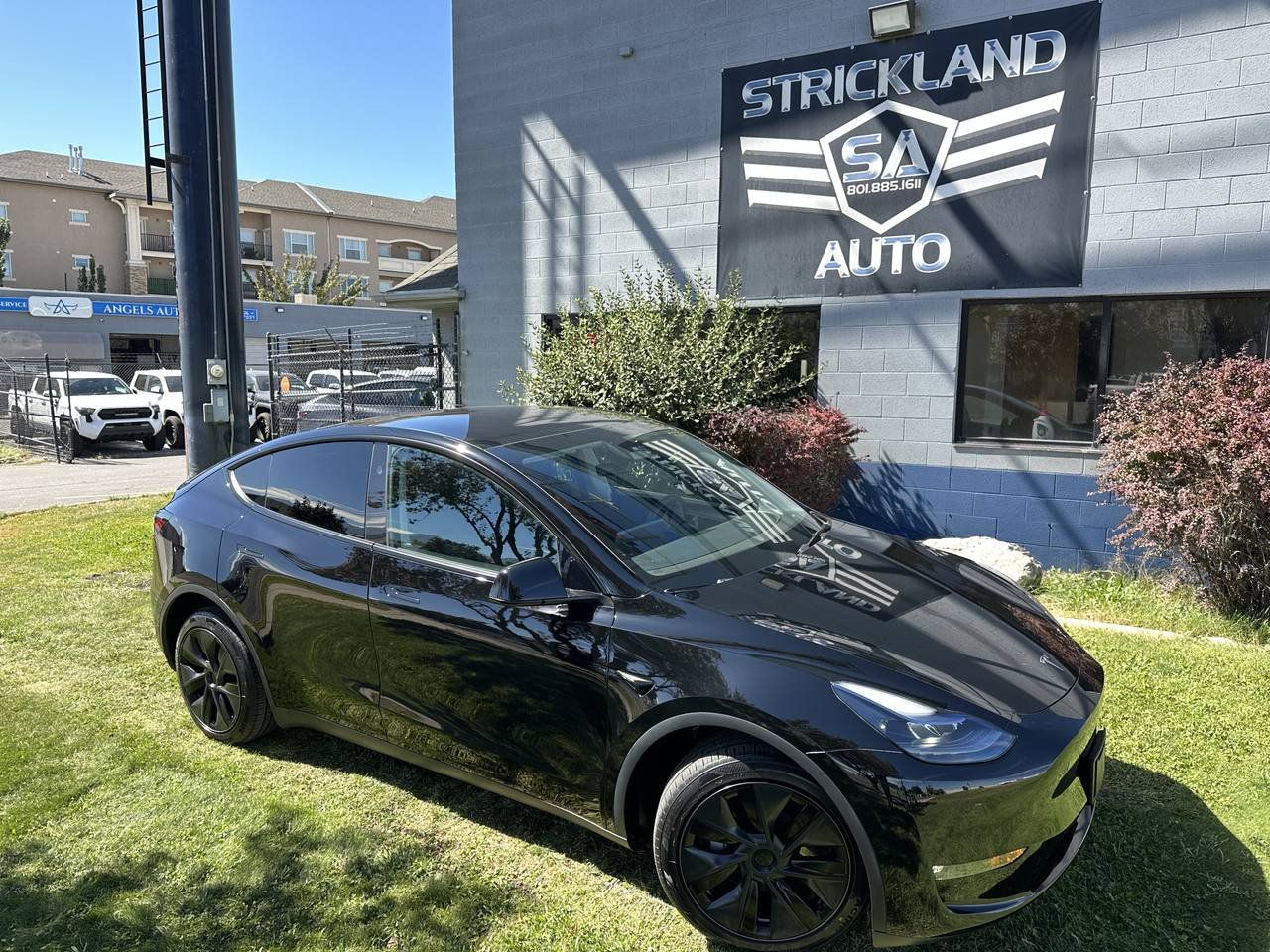 Used 2025 Tesla Model Y Long Range AWD/4WD image 2
