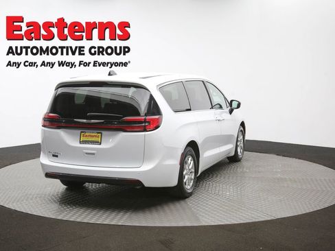 Used 2024 Chrysler Pacifica Touring-L image 38