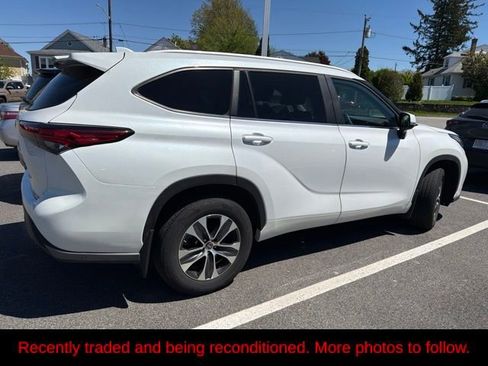 Used 2023 Toyota Highlander XLE AWD/4WD image 6
