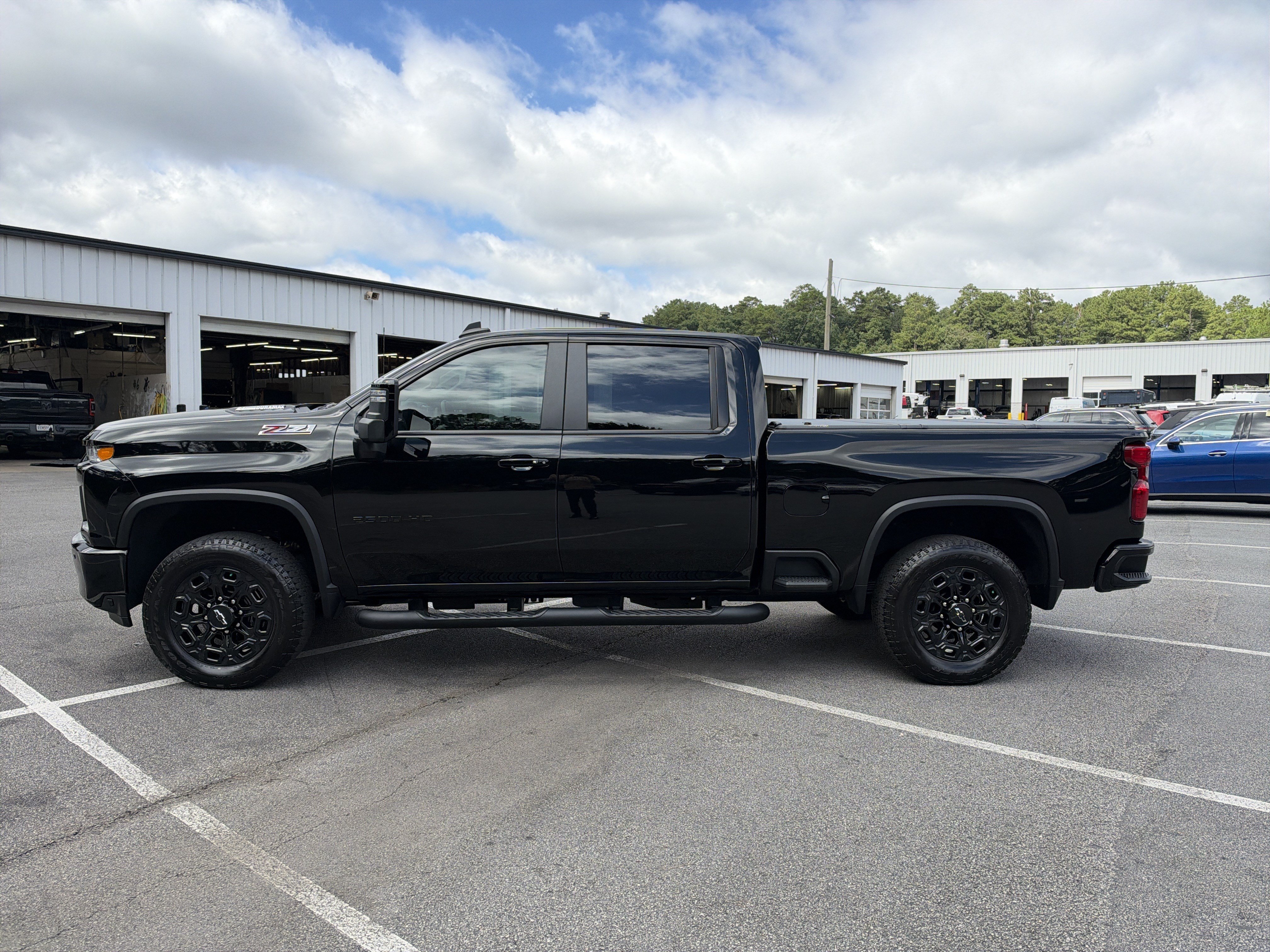 Used 2023 Chevrolet Silverado 2500 LT w/ Midnight Edition AWD/4WD image 4