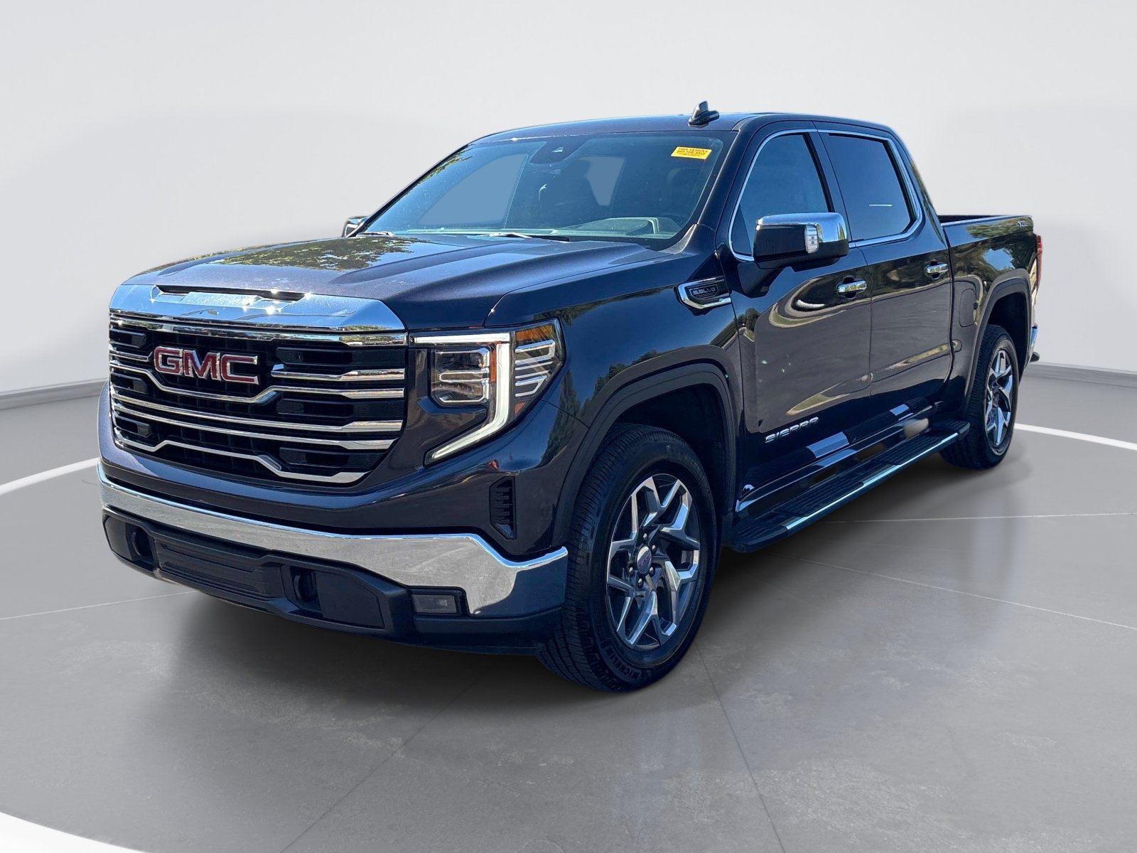 Used 2023 GMC Sierra 1500 SLT AWD/4WD image 3